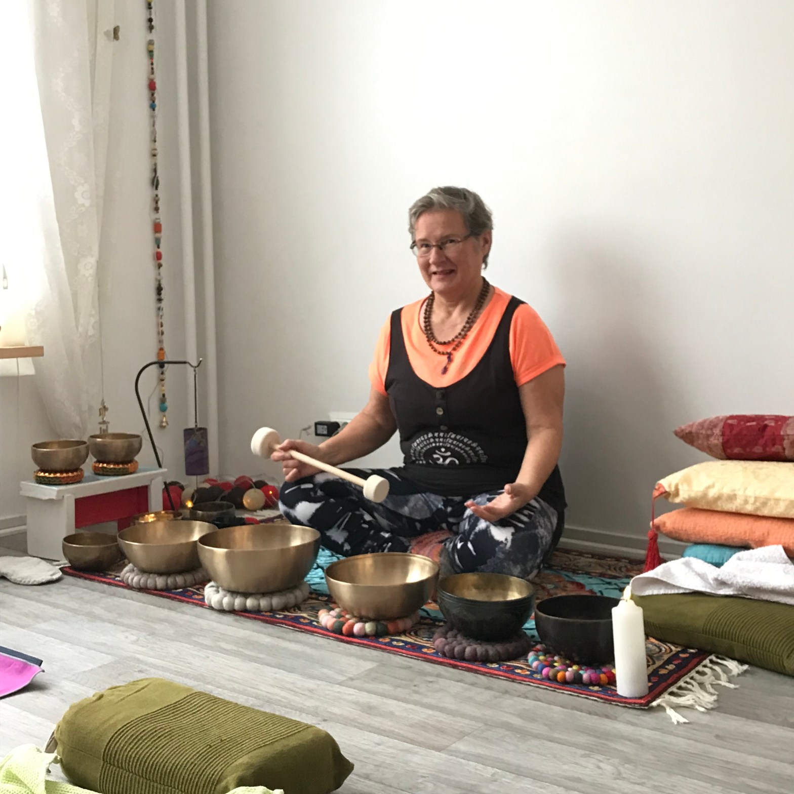 Rentouttava sointukylpy ryhmälle.