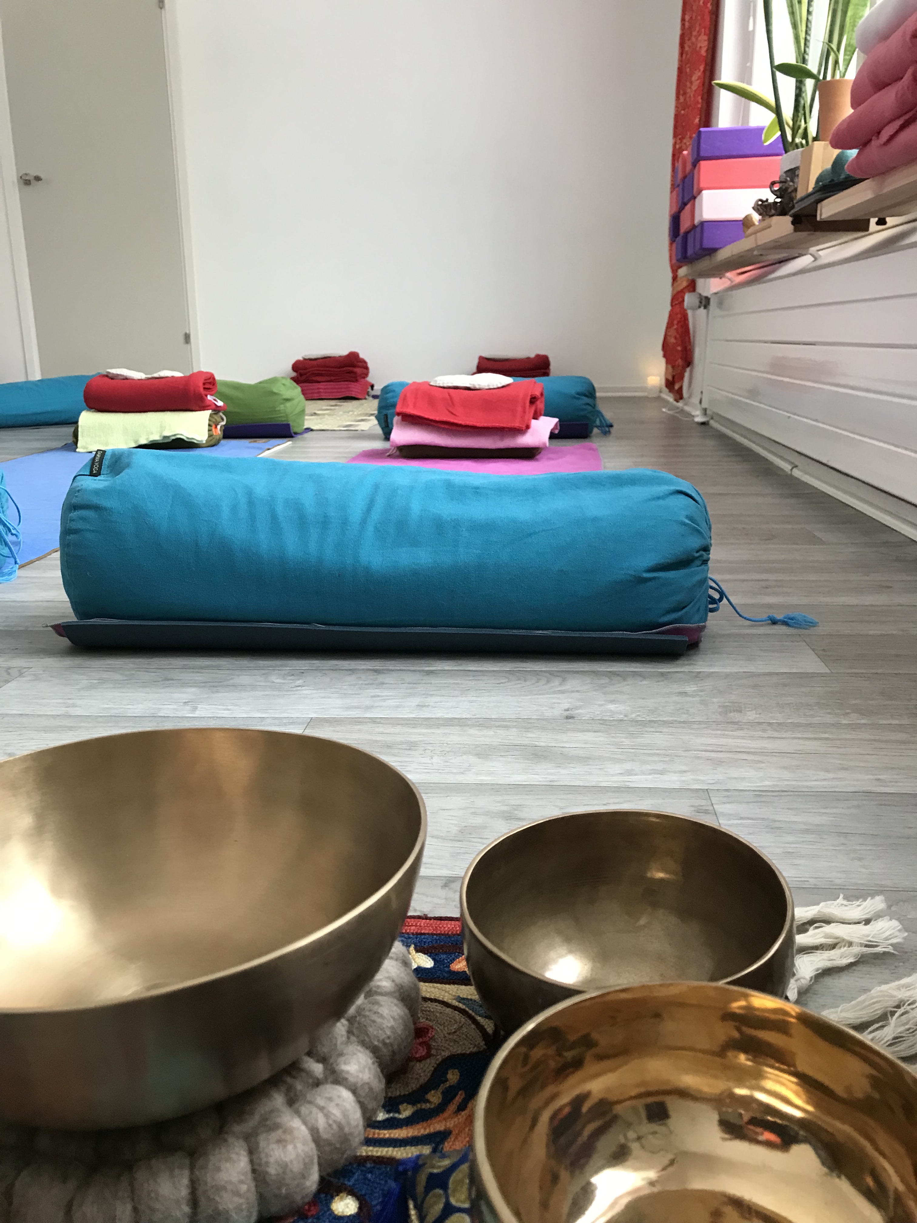 Sointukylvyissä rentoudutaan tiibetiläisten äänimaljojen aalloilla.