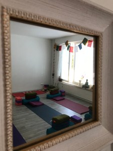 Oilin joogahuoneesta löytyy kaikki tarvittavat joogaan ja rentoutumiseen.